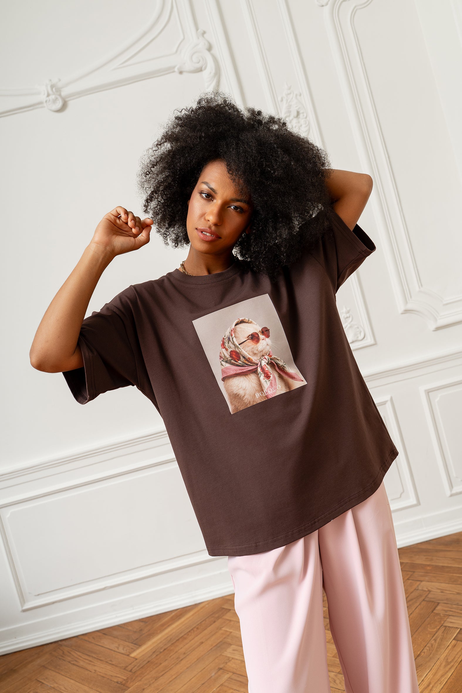 T-SHIRT KOT W CHUSTCE BRĄZOWY