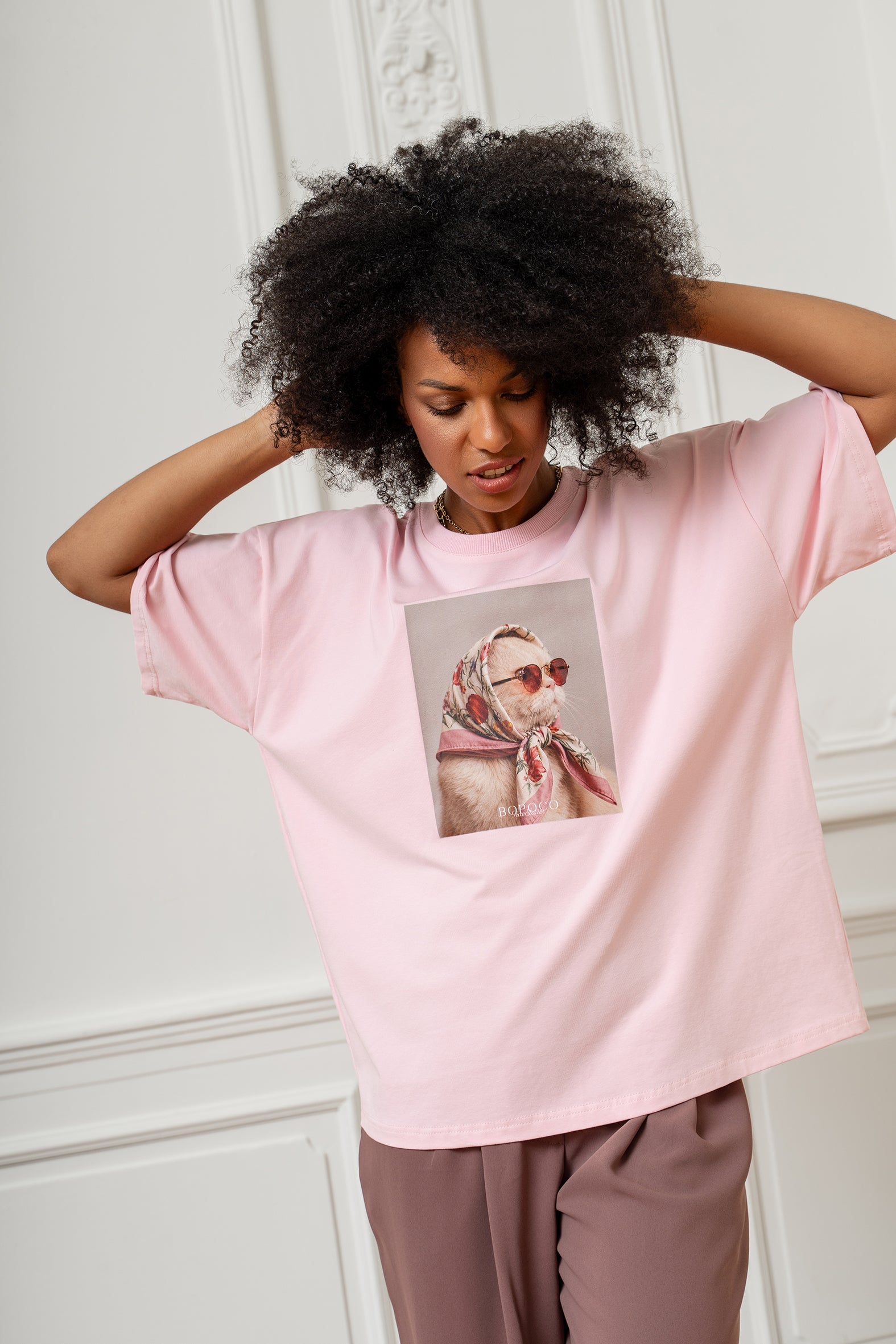 T-SHIRT KOT W CHUSTCE RÓŻOWY