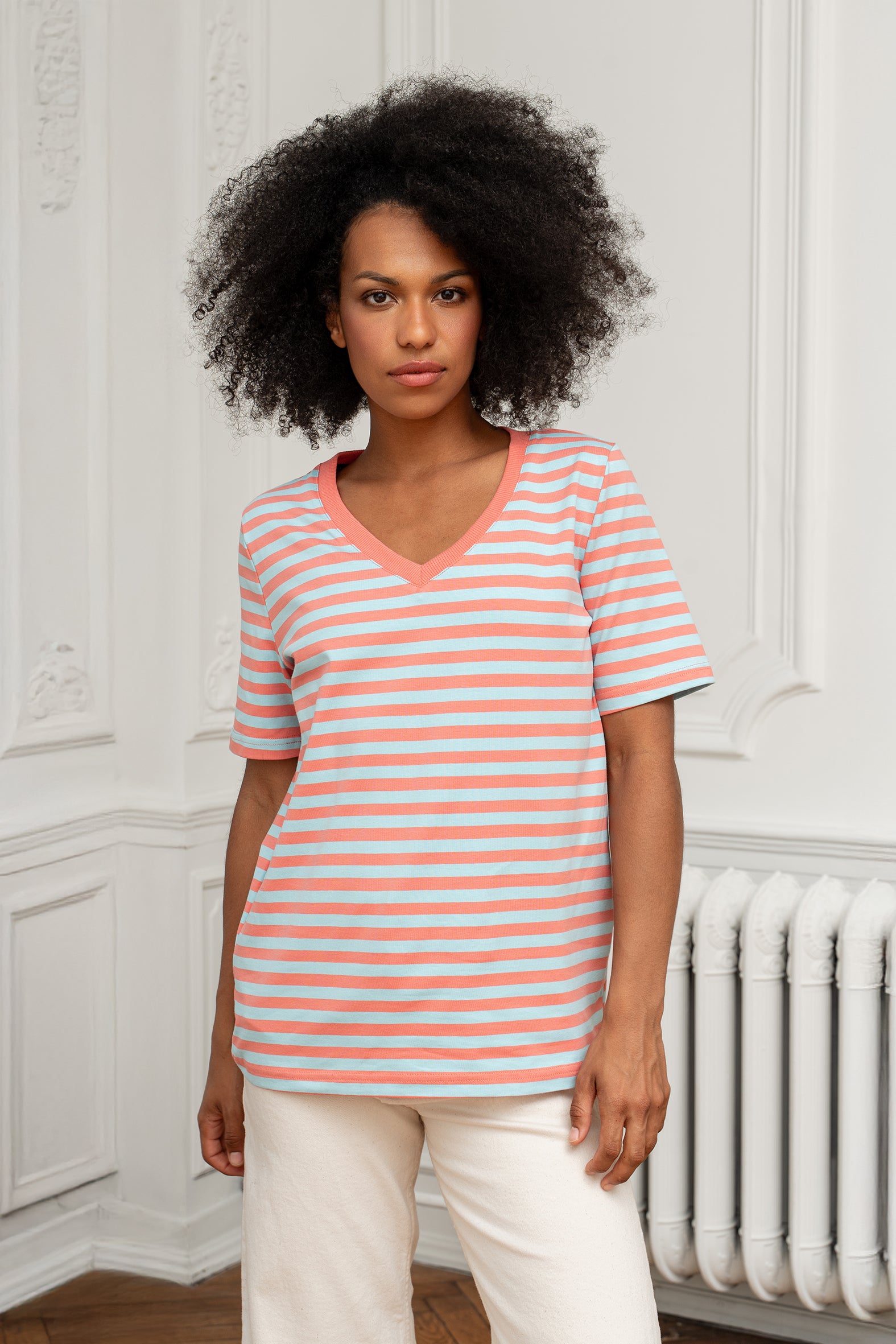 T-SHIRT V-NECK W PASKI KORALOWO-MIĘTOWE