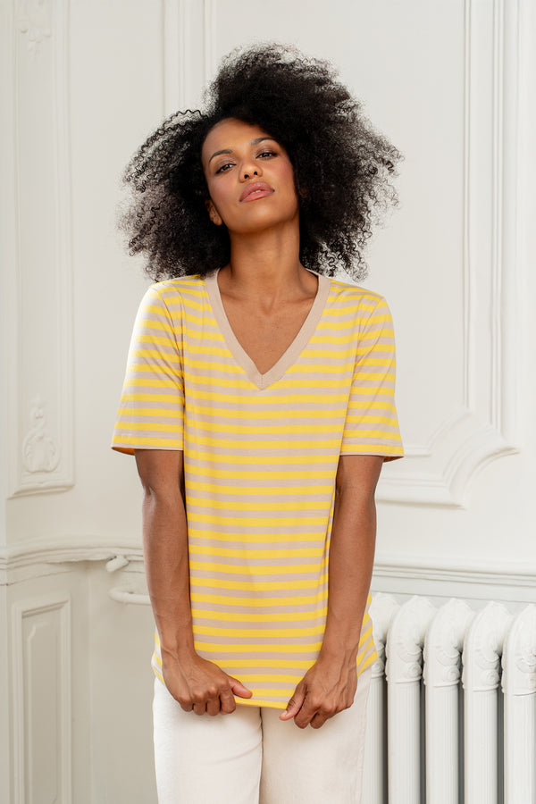 T-SHIRT V-NECK W PASKI BEŻOWO-ŻÓŁTE