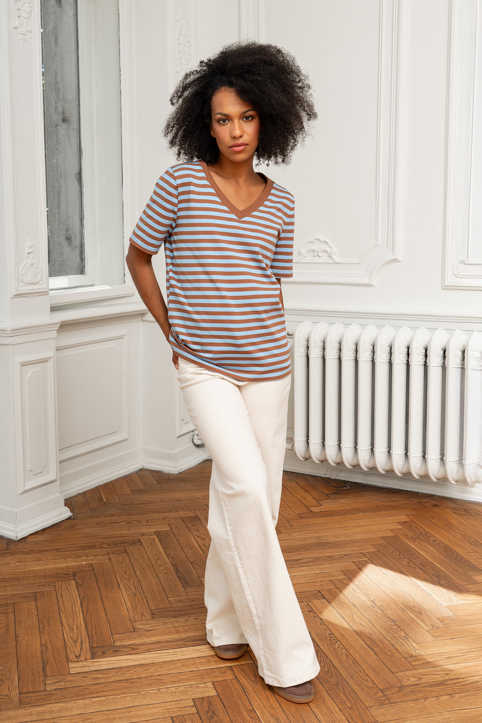 T-SHIRT V-NECK W PASKI KARMELOWO-NIEBIESKIE