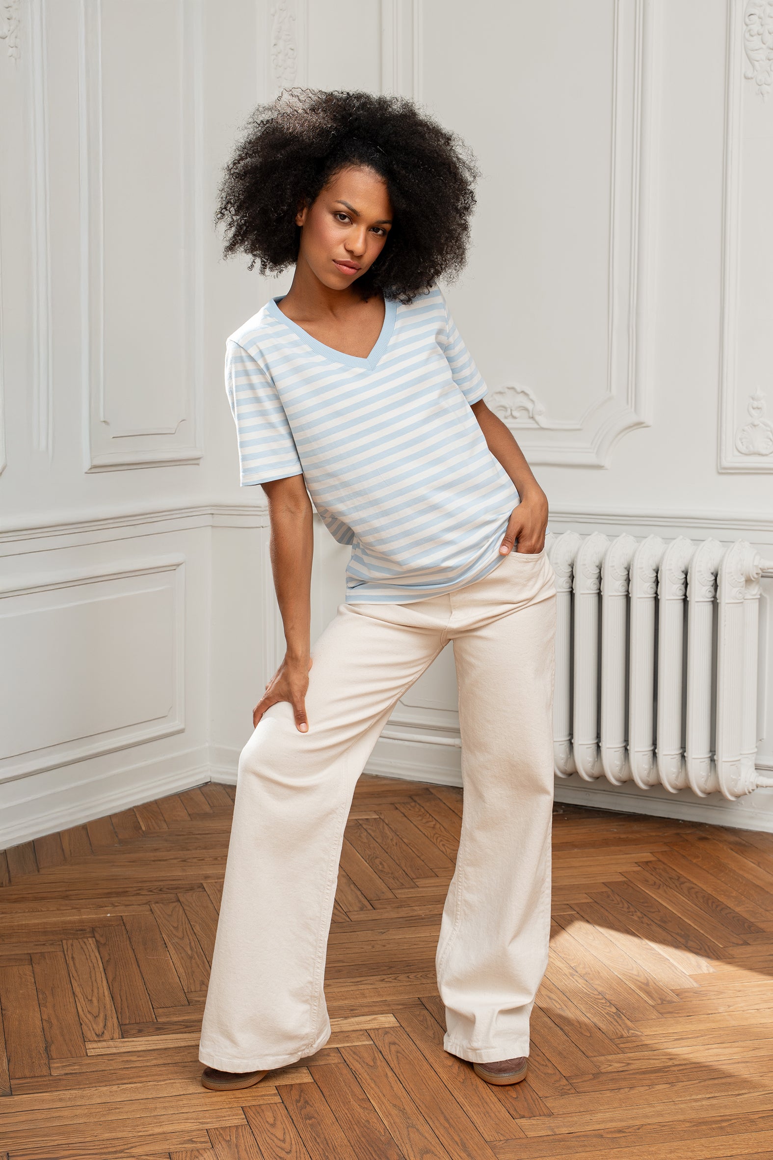 T-SHIRT V-NECK W PASKI BŁĘKITNO-ŚMIETANKOWE