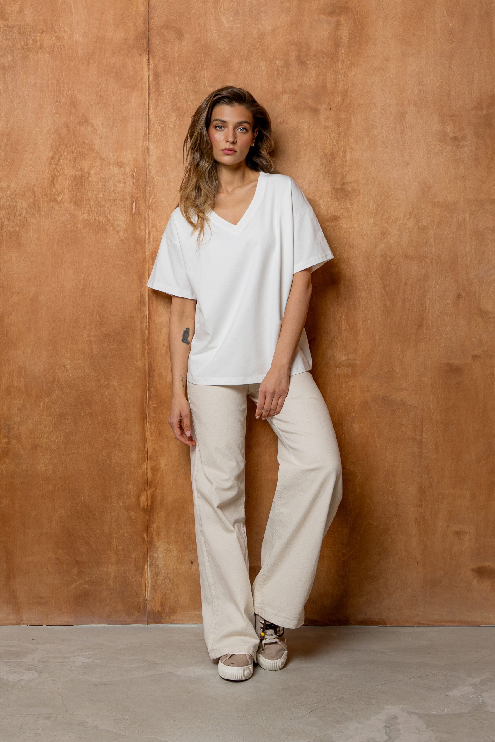 T-SHIRT BASIC BOPOCO OVERSIZE V-NECK BIAŁY image 2