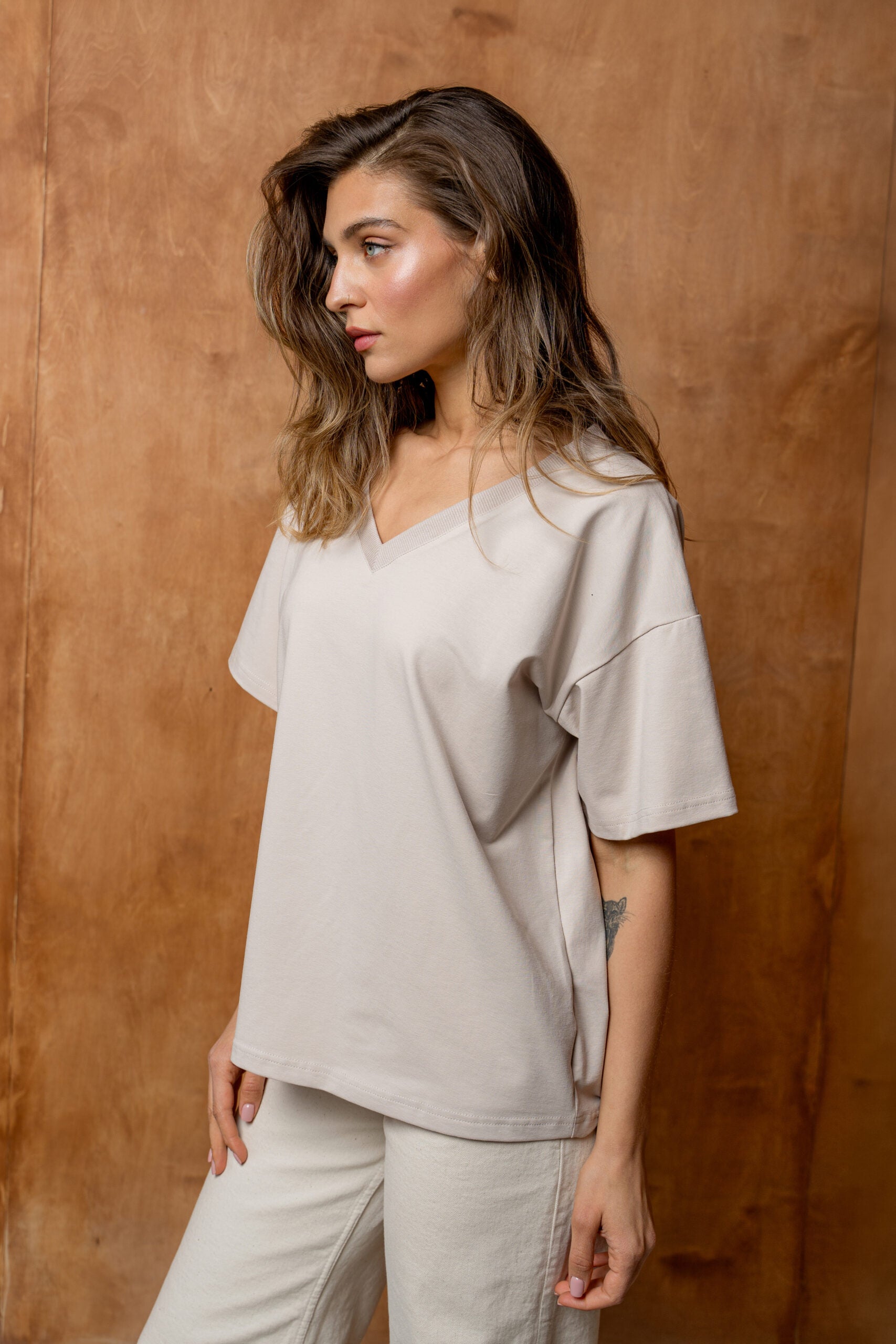 T-SHIRT BASIC BOPOCO OVERSIZE V-NECK BEŻOWY image 1