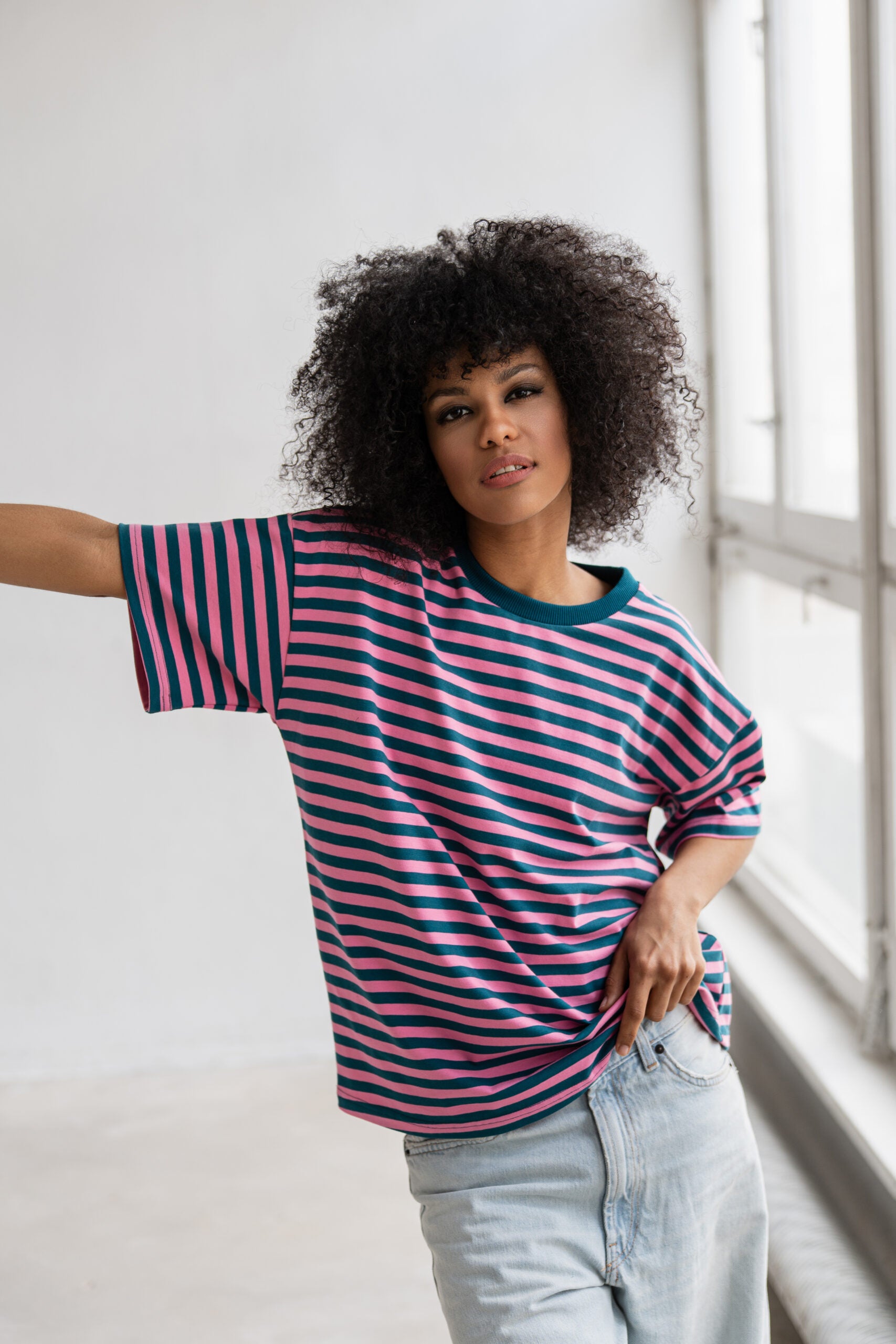 T-SHIRT OVERSIZE W PASKI PETROLOWO-RÓŻOWE image 3