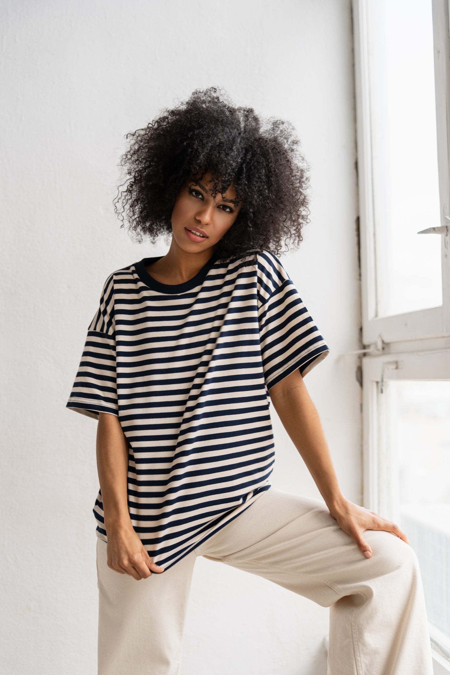 T-SHIRT OVERSIZE W PASKI GRANATOWO-BEŻOWE image 0