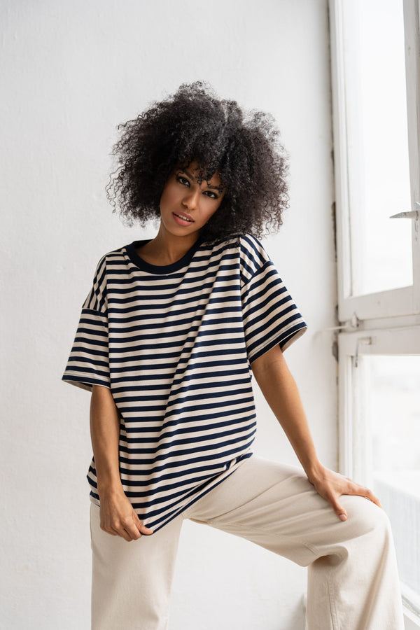T-SHIRT OVERSIZE W PASKI GRANATOWO-BEŻOWE image 0