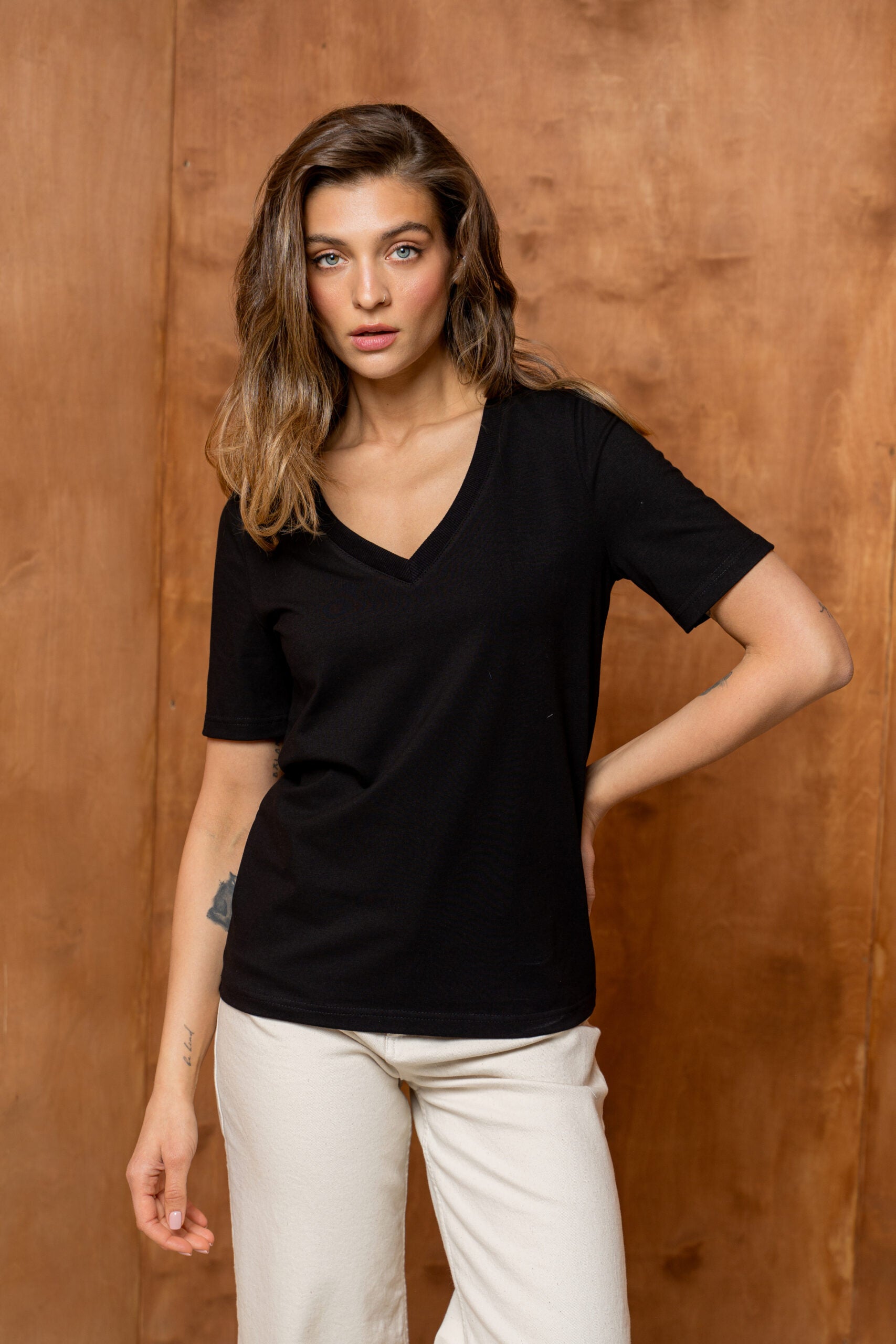 T-SHIRT BASIC BOPOCO NORMAL V-NECK CZARNY image 0
