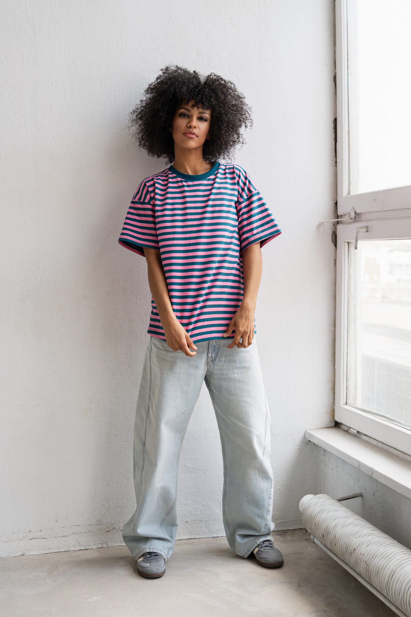 T-SHIRT OVERSIZE W PASKI PETROLOWO-RÓŻOWE image 2