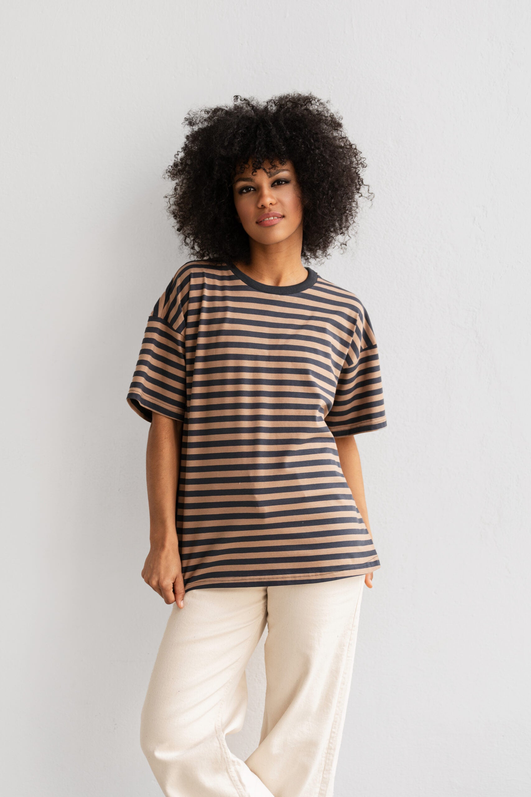 T-SHIRT OVERSIZE W PASKI GRAFITOWO-KARMELOWE image 1