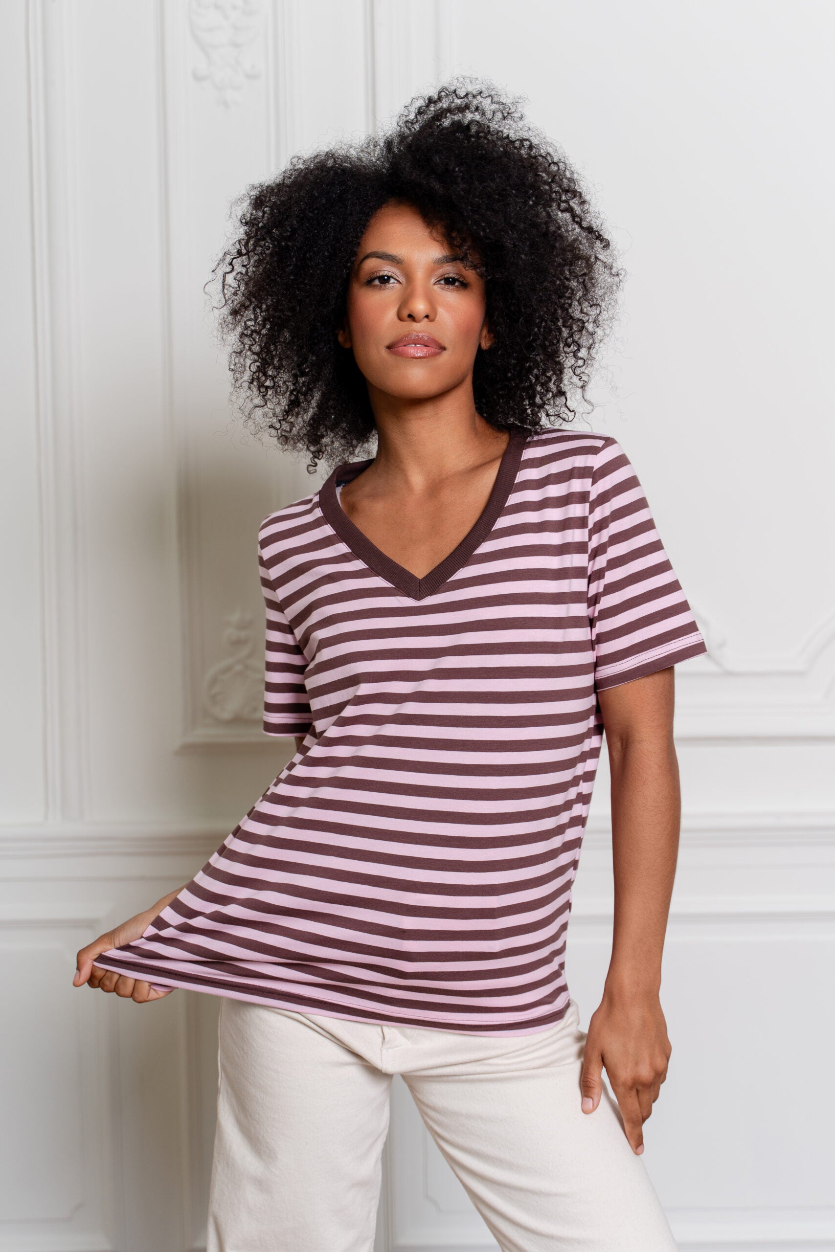T-SHIRT V-NECK W PASKI BRĄZOWO-RÓŻOWE image 2