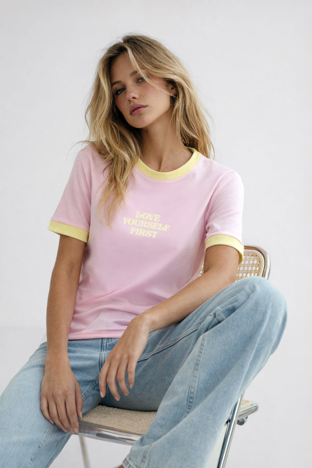 T-SHIRT RÓŻOWY LOVE YOURSELF Z LAMÓWKĄ image 1