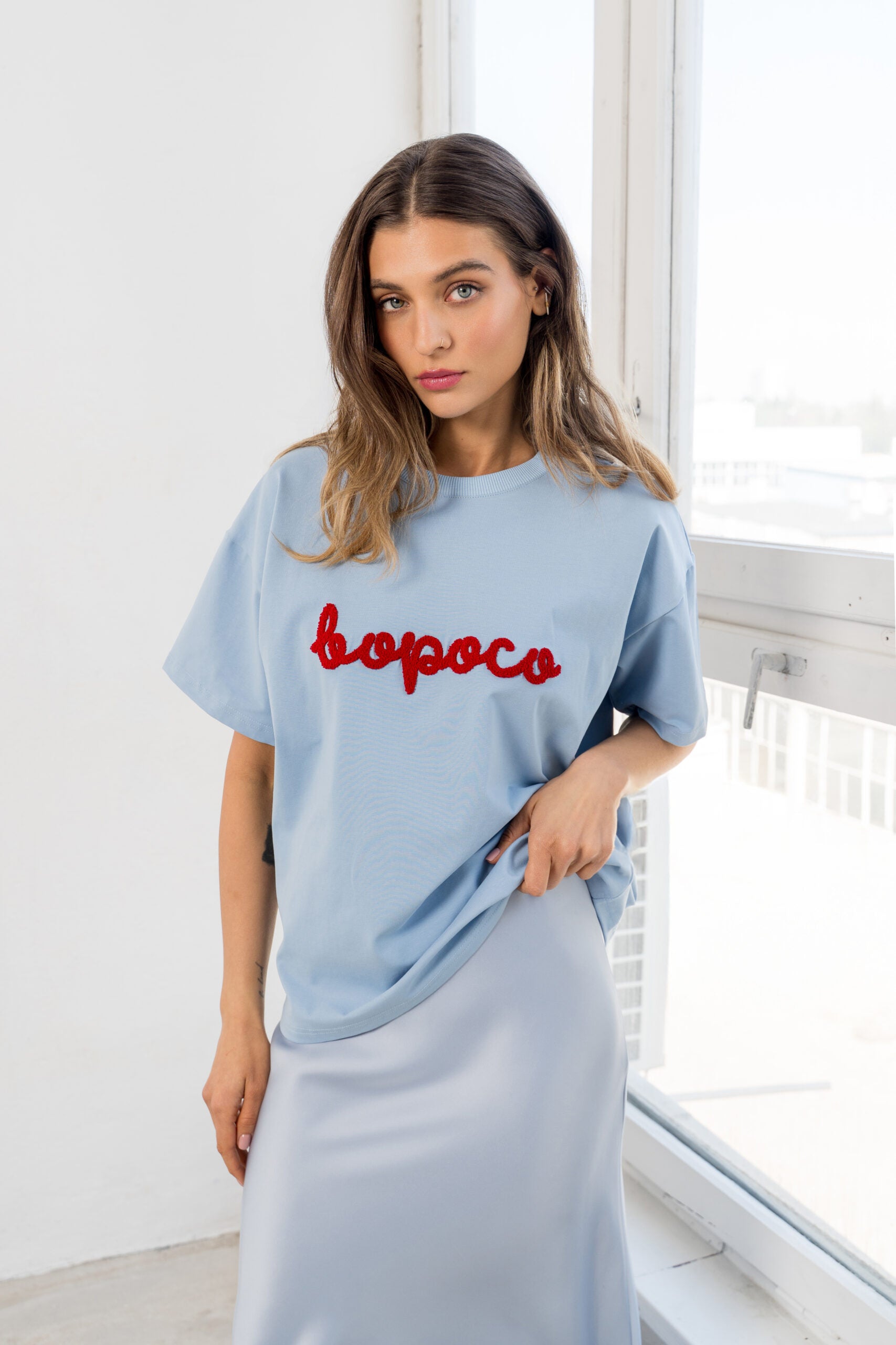 T-SHIRT BOPOCO NIEBIESKI Z CZERWONYM HAFTEM image 2
