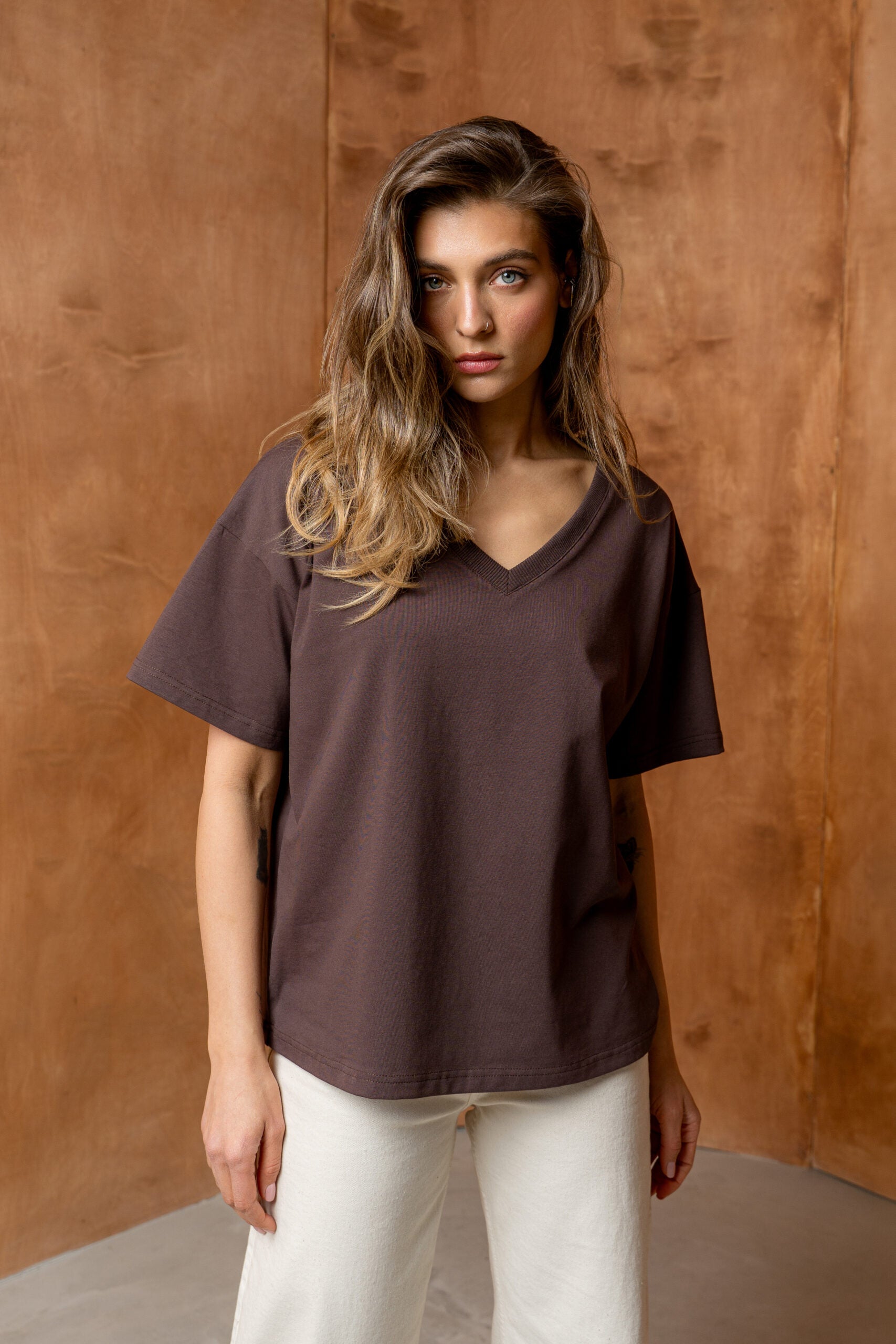 T-SHIRT BASIC BOPOCO OVERSIZE V-NECK BRĄZOWY image 1