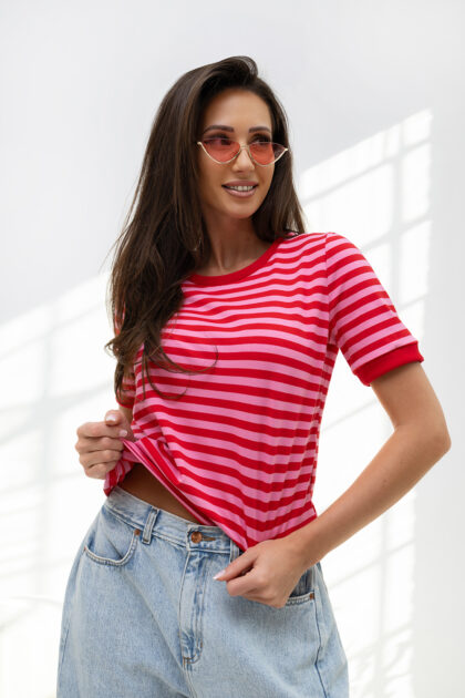 T-SHIRT W PASKI CZERWONO-RÓŻOWE