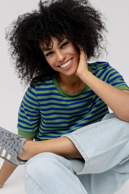 T-SHIRT W PASKI ZIELONO-CHABROWE