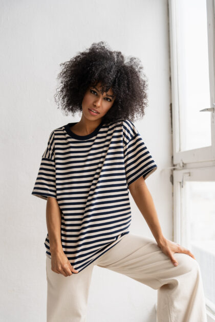 T-SHIRT OVERSIZE W PASKI GRANATOWO-BEŻOWE