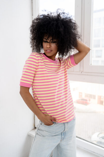 T-SHIRT W PASKI RÓŻOWO-ŻÓŁTE