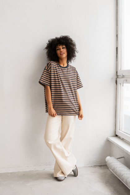 T-SHIRT OVERSIZE W PASKI GRAFITOWO-KARMELOWE