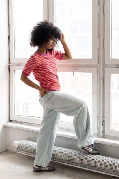 T-SHIRT W PASKI FUKSJOWO-POMARAŃCZOWE