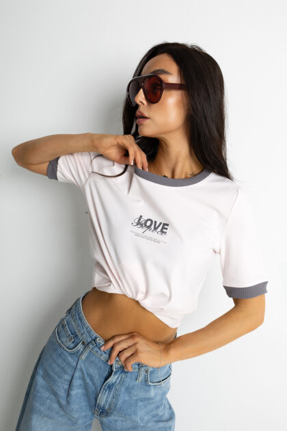 T-SHIRT JASNORÓŻOWY LOVE Z LAMÓWKĄ