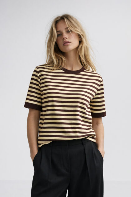 T-SHIRT W PASKI BRĄZOWO-ŻÓŁTE