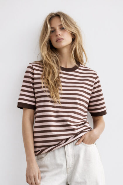 T-SHIRT W PASKI BRĄZOWO-RÓŻOWE