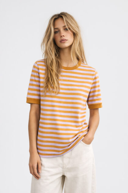 T-SHIRT W PASKI MIODOWO-LILIOWE