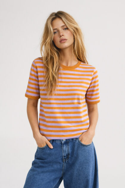 T-SHIRT W PASKI MIODOWO-LILIOWE