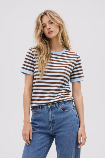 T-SHIRT W PASKI NIEBIESKO-BRĄZOWE