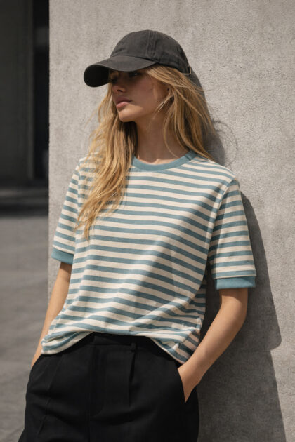 T-SHIRT W PASKI WANILIOWO-MORSKIE