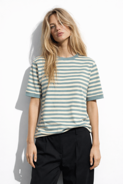 T-SHIRT W PASKI WANILIOWO-MORSKIE