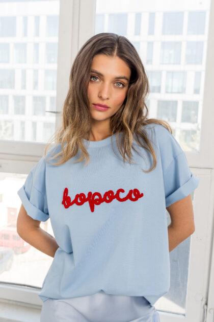 T-SHIRT BOPOCO NIEBIESKI Z CZERWONYM HAFTEM