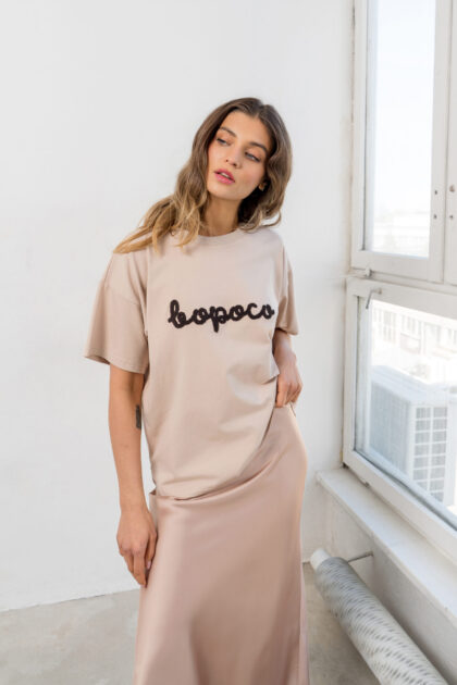 T-SHIRT BOPOCO BEŻOWY Z BRĄZOWYM HAFTEM