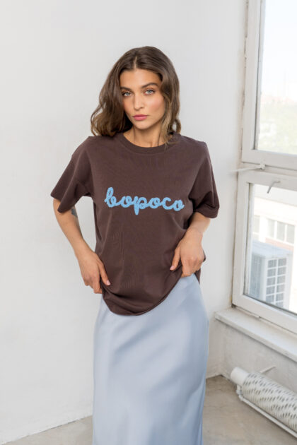 T-SHIRT BOPOCO BRĄZOWY Z NIEBIESKIM HAFTEM