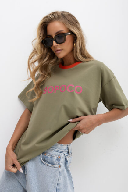 T-SHIRT BOPOCO OLIWKOWY Z POMARAŃCZOWĄ LAMÓWKĄ