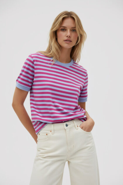 T-SHIRT W PASKI FIOLETOWO-FUKSJOWE