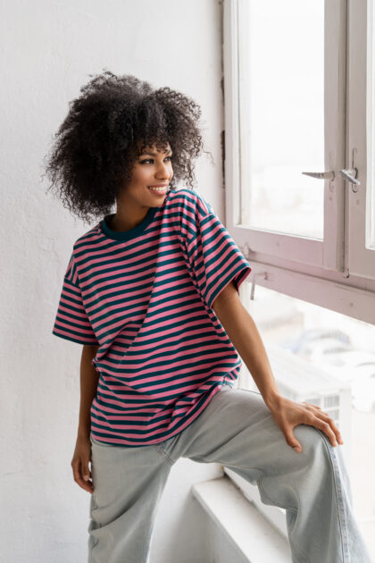 T-SHIRT OVERSIZE W PASKI PETROLOWO-RÓŻOWE
