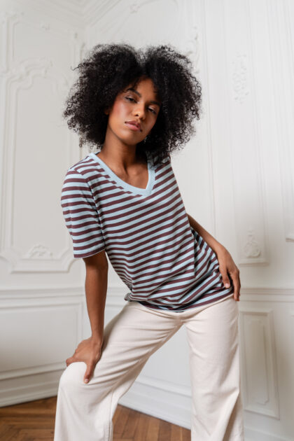 T-SHIRT V-NECK W PASKI NIEBIESKO-BRĄZOWE