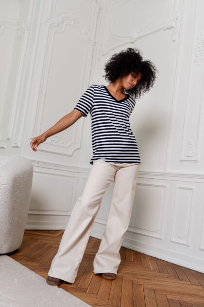 T-SHIRT V-NECK W PASKI CZARNO-BIAŁE
