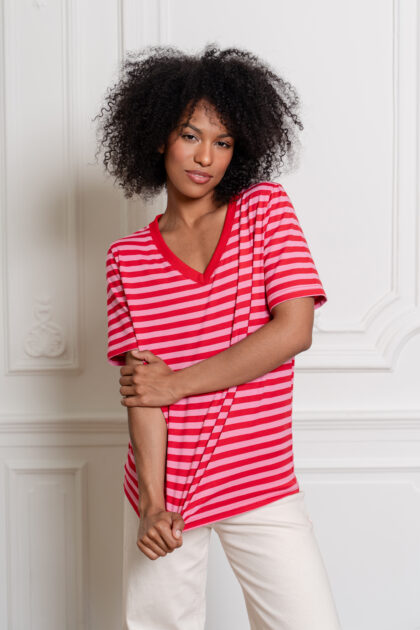 T-SHIRT V-NECK W PASKI CZERWONO-RÓŻOWE