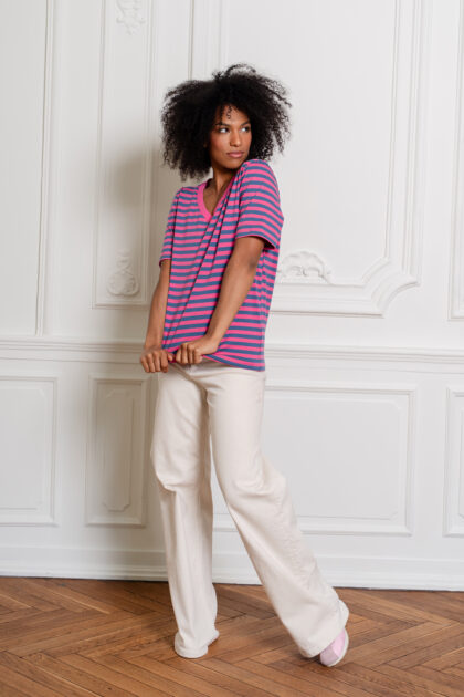 T-SHIRT V-NECK W PASKI FUKSJOWO-JEANSOWE